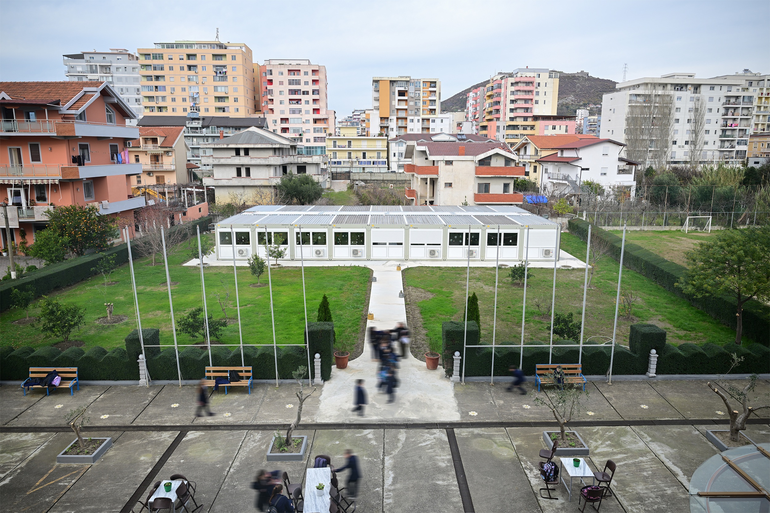 22 ELA Container bilden das erweiterte Schulgebäude des Lezha Academic Centers in Albanien.