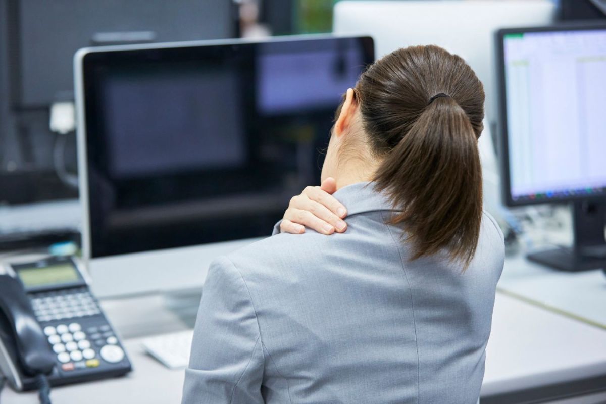 Langes Sitzen am Arbeitsplatz kann Rücken und Nacken belasten und konzentriertes Arbeiten erschweren (© Bildquelle : Canva)