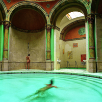 Die Seifenbürsten-Massage im Friedrichsbad pflegt die Haut samtweich – wahlweise mit Olivenöl. Die Seifenbürsten-Massage im Friedrichsbad pflegt die Haut samtweich – wahlweise mit Olivenöl.
