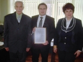 Zwischen Rektor und Dekanin: Prof. Dr. Dr. Hilmar Brunner. Zwischen Rektor und Dekanin: Prof. Dr. Dr. Hilmar Brunner.