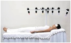Lichttherapie auf dem Kristallbett Lichttherapie auf dem Kristallbett