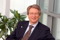 Prof. Heinz-G. Redeker, Vorstandsvorsitzender der ELV Elektronik AG und eQ-3 AG Prof. Heinz-G. Redeker, Vorstandsvorsitzender der ELV Elektronik AG und eQ-3 AG
