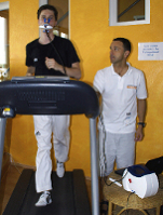Adrian Wassmuth beim aeroscan mit Leistungsdiagnostiker Juraj Gubi (re.). Adrian Wassmuth beim aeroscan mit Leistungsdiagnostiker Juraj Gubi (re.).
