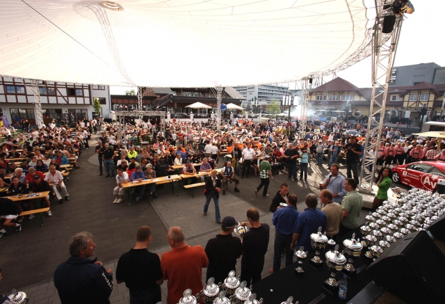 Über 2.000 Fans feierten das VLN-Sommerfest erstmals im Eifeldorf Grüne Hölle
