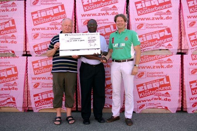 Ziegel für neue Krankenstation in Uganda