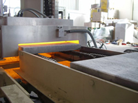 Durch Infrarotwärme wird Polymer an Beton gebunden. Durch Infrarotwärme wird Polymer an Beton gebunden.
