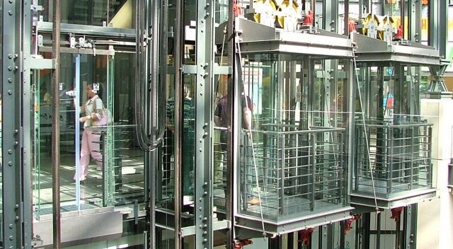 Facility Management Service für Aufzüge, Fahrtreppen und Autoparker