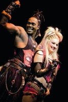 Brit und Ozzy, die Stars von WE WILL ROCK YOU, testen das Jochen Schweizer House Running in Stuttgar Brit und Ozzy, die Stars von WE WILL ROCK YOU, testen das Jochen Schweizer House Running in Stuttgar