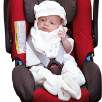 Mit dem Baby unterwegs: Das kuschelige Reise-Mäxchen von Alvi schützt das Kind vor Zugluft. Mit dem Baby unterwegs: Das kuschelige Reise-Mäxchen von Alvi schützt das Kind vor Zugluft.