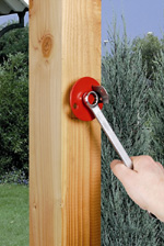  Die neue Eindrehhilfe von GAH-Alberts erleichtert die Montage eines Flechtzaunhalters.