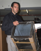 Matthias Schwab mit neuem Blumenkübel