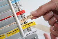 Farbkodierungs-Aufkleber auf Spritzenpumpen sollen Verwechslungen von Medikamenten verhindern.