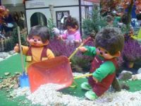 Monchhichis im Alltagsleben in der Monchhichi Welt. Monchhichis im Alltagsleben in der Monchhichi Welt.