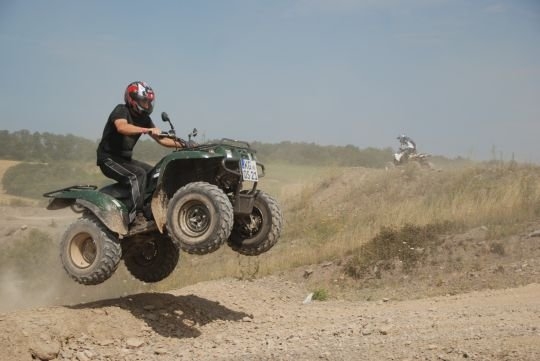 Abseits der Straßen zu Fußund mit dem ATV