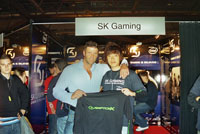USE-Vertriebsdirektor Markus Lippke mit SKG Topspieler Tae Min „Zacard“ Hwang