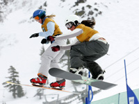 Die Snowboard-Profis Joanie Anderson und Ursula Smith (v. l.) im Duell auf dem typischen 'Y-Kurs'