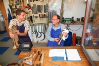 Der Markneukirchener Trompetenbaumeister Bernhard Willenberg und Sohn Florian bei der Arbeit