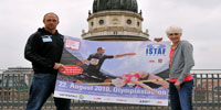 Ariane Friedrich und Robert Harting präsentieren das ISTAF-Plakat 2010