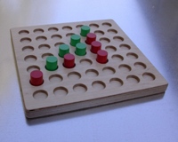 QUADLINO+MÜHLE color: Zwei Spiele auf einem Spielbrett sorgen für Spannung und Spielspaß. QUADLINO+MÜHLE color: Zwei Spiele auf einem Spielbrett sorgen für Spannung und Spielspaß.