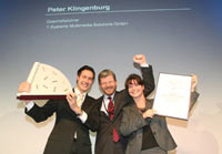 CEO Peter Klingenburg und seine Mitarbeiter bei der Preisverleihung, Bildrechte: T-Systems