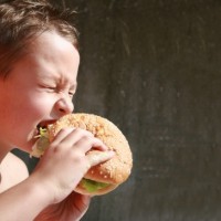 ADHS durch Fastfood? Eine Studie weist auf Zusammenhänge hin Bild: Martin BN, Fotalia.de ADHS durch Fastfood? Eine Studie weist auf Zusammenhänge hin Bild: Martin BN, Fotalia.de