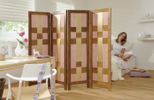 Goldiger Raumteiler fürs Schlafzimmer