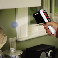 Kälte- und Wärmebrücken findet der Energiespar-Detektor von Black & Decker Kälte- und Wärmebrücken findet der Energiespar-Detektor von Black & Decker
