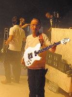 Fettes Brot Gitarrist Sven Waje auf Tour mit seiner weißen Newton NX Custom Gitarre