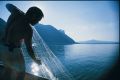 Fischer beim Einholen seines Netzes Fischer beim Einholen seines Netzes