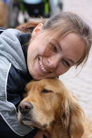 Dank Fressnapf-Spende: Rollstuhlfahrerin Dominique Kogut darf Assistenzhund behalten