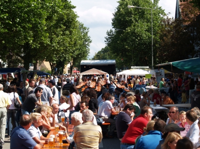 Wieder zurück: Die Lange Tafel! Wieder zurück: Die Lange Tafel!
