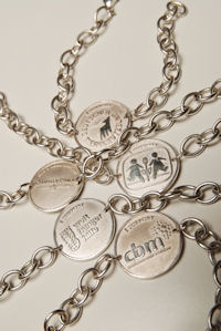 Silber-Armbänder von Charity Pride unterstützen mit der Hälfte des Verkaufspreises gemeinnützige Org Silber-Armbänder von Charity Pride unterstützen mit der Hälfte des Verkaufspreises gemeinnützige Org