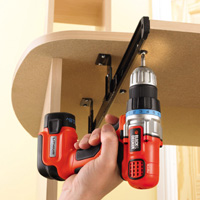 Mit dem kompakten 10,8 V-Li-Ion-Akku-Schrauber von Black & Decker kommt man in Winkel und Ecken.