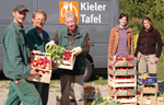 Björn Kluvetasch und Volker Tiedemann übergeben die Ernte an Holger Hocker von der Kieler Tafel
