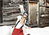 Spaß bei einer Schneeballschlacht im Hochpustertal Spaß bei einer Schneeballschlacht im Hochpustertal