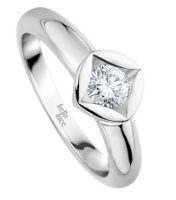 bellaluce Solitaire mit der charakteristischen Rautenfassung bellaluce Solitaire mit der charakteristischen Rautenfassung