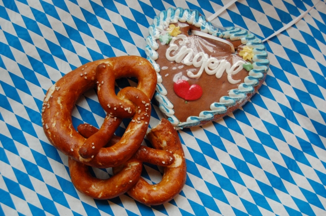 Grapschen, Duzen, Saufen: Was ist auf dem Oktoberfest erlaubt? Kniggetipps für Wiesn-Besucher Grapschen, Duzen, Saufen: Was ist auf dem Oktoberfest erlaubt? Kniggetipps für Wiesn-Besucher