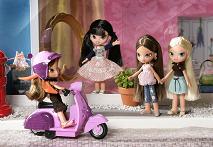 Bratz Kidz treffen sich in der Stadt. Mit dem tollen City Flitzer ein echter Hingucker. Bratz Kidz treffen sich in der Stadt. Mit dem tollen City Flitzer ein echter Hingucker.