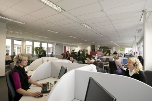 defacto.call center&dialog senkt die Kosten mit Impact 360 Speech Analytics von Verint defacto.call center&dialog senkt die Kosten mit Impact 360 Speech Analytics von Verint