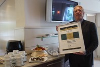 Ausgezeichnet: Hoteldirektor Jürgen Kazmaier mit der Urkunde. Ausgezeichnet: Hoteldirektor Jürgen Kazmaier mit der Urkunde.