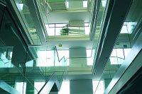 Oberösterreichische Landesregierung in Linz. Treppen und Brüstungen von Wenna Glas. Foto: Wenna Glas Oberösterreichische Landesregierung in Linz. Treppen und Brüstungen von Wenna Glas. Foto: Wenna Glas