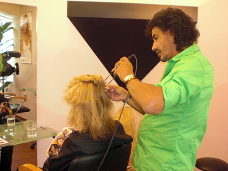 Haarverdichtung in Nürnberg als Sofortlösung für junge Frauen mit Haarausfall