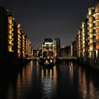 Jetzt auch illuminiert dank moderner LED-Technik: das „Wasserschloss“ in der Speicherstadt