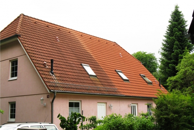Fassade hui - Dach pfuii? Mit der Dachreinigung ist Schluss mit Schmutz am Dach! Fassade hui - Dach pfuii? Mit der Dachreinigung ist Schluss mit Schmutz am Dach!