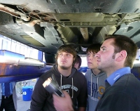 Beim Tag der Technik schauten Maximilian Mann (18) und Timm Smid (16) TÜV-Stationsleiter Björn Seeli