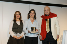 Dr. Elisabeth Decker, Geschäftsführung Meavision Media (Mitte) nimmt den Award entgegen Dr. Elisabeth Decker, Geschäftsführung Meavision Media (Mitte) nimmt den Award entgegen