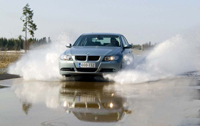Eine volle Badewanne Wasser verdrängt der Nokian V und schützt so vor Aquaplaning Foto: Nokian Eine volle Badewanne Wasser verdrängt der Nokian V und schützt so vor Aquaplaning Foto: Nokian