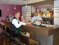 Kiener (l.) ist stolz auf die neue Hotelbar, die einen Fokus auf die Grands Vins Mercure legt.
