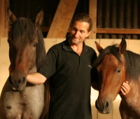 Hans-Jürgen Neuhauser und seine beidne Mustang-stuten Bild: Mona-fee.de Hans-Jürgen Neuhauser und seine beidne Mustang-stuten Bild: Mona-fee.de