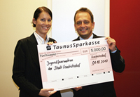 Stadtbrandinspektor Ulrich Neeb und Dr. Nicole Schwäbe bei der Scheckübergabe Stadtbrandinspektor Ulrich Neeb und Dr. Nicole Schwäbe bei der Scheckübergabe